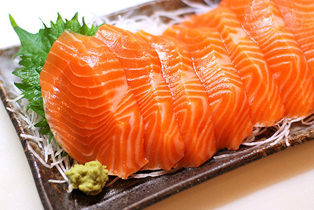 Protein và acid béo Omega- 3 cso nhiều trong cá hồi là chất dinh dưỡng tuyệt vời cho da