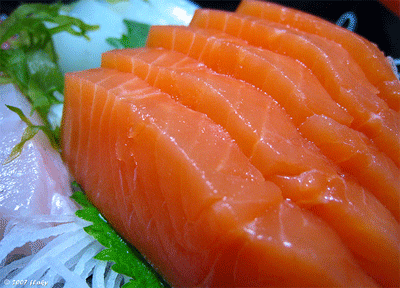 Một trong số những thực phẩm kéo dài tuổi xuân chinh là các loại các biển như cá mòi, cá thu, cá hồi