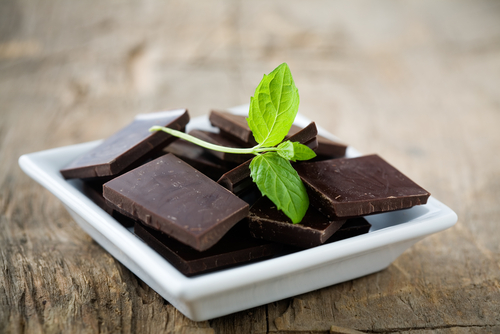 Chocolate đen là một thực phẩm tuyệt vời cho làn da bởi nó rất giàu chất chống oxy hóa, axít béo và flavanol.