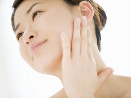 Sau khi rửa mặt bạn hãy bôi một lớp kem dưỡng ẩm mỏng sau đó vỗ nhẹ, mát xa da mặt trước khi đi ngủ