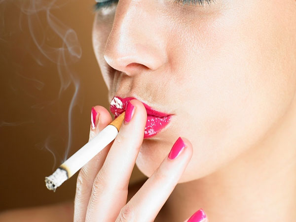 việc hút thuốc thường xuyên có thể khiến quá trình lão hóa bị đẩy nhanh lên.