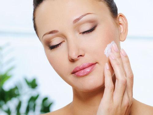 kem dưỡng da ban đêm  có nhiệm vụ tái sinh làn da bằng cách kích thích các tế bào phát triển nhanh hơn.