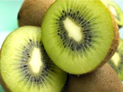 Lượng vitamin C đồi dào trong kiwi, hơn cả cam sẽ giúp cơ thể sản sinh ra collagen làm da săn chắc.