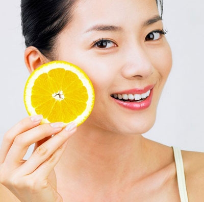 Cam là loại quả giàu vitamin C, kiên trì uống nước cam hàng ngày bạn sẽ có làn da trắng sáng.