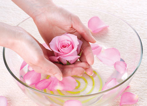 Để làm sạch da với hoa hồng bạn thả thật nhiều cánh hoa hồng vào chậu nước sôi, đưa mặt xuống gần chậu để xông mặt.