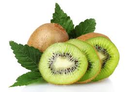 Kiwi là loại quả chứa một hàm lượng vitamin C rất lớn, nó có hiệu quả làm trắng da, loại bỏ tàn nhang và mụn trứng cá