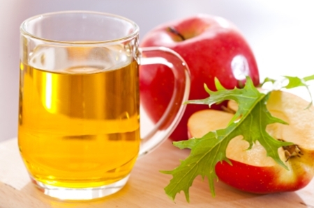 Giấm táo có thể làm trắng mịn da toàn thân bằng cách cho một chén nhỏ giấm táo vào nước tắm hàng ngày của bạn.