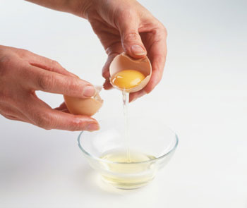 Lòng trắng trứng rất giàu chất chống oxy hóa và có thể được coi như biện pháp nhanh chóng nhất để loại bỏ sẹo mụn trứng cá.