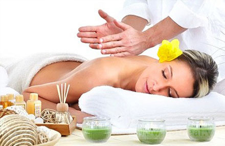 Thoa tinh dầu vào da và massage sẽ giúp làn da bạn mềm mượt.