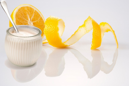 Nước cam ép kết hợp với sữa chua sẽ được một mặt nạ trắng da hoàn hảo