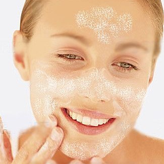 Sử dụng muối để rửa mặt sẽ giúp da sạch và se nhỏ lỗ chân lông 