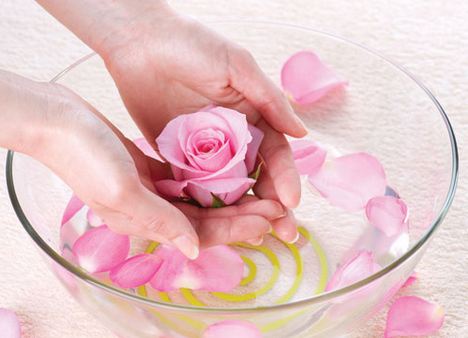 Nước hoa hồng được dùng phổ biến trong việc chăm sóc da và dưỡng da.