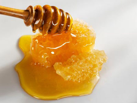 Có thể dùng mật ong thay sữa rửa mặt thông thường 