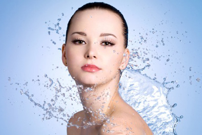 Làm sạch da là bước quan trọng để chăm sóc một làn da nhờn để da luôn sạch khỏe và ngăn ngừa sự xâm nhập của các vi khuẩn có hại.