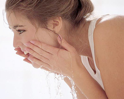 Rửa mặt là cách chăm sóc da đầu tiên và thực hiện hàng ngày