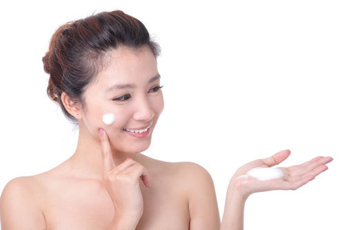 Để chăm sóc da một cách đơn giản và nhanh nhất bạn hãy luôn sắm cho mình 2 loại kem dưỡng da ban ngày và ban đêm.