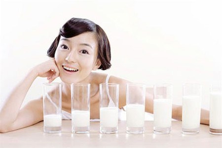 Sữa tươi và sữa chua đều có thể sử dụng để làm mờ vết thâm nám hiệu quả.