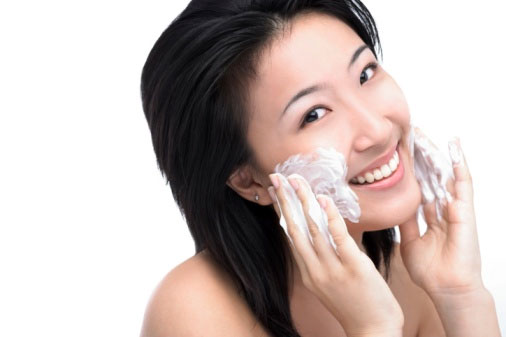 Sữa rửa mặt để làm sạch da là sản phẩm dưỡng da đầu tiên cần có để chăm sóc da