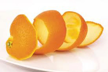 Vỏ cam có đặc tính làm sạch, chống viêm, chống nấm, và kháng khuẩn vì vậy vỏ cam giúp điều trị da bị nám một cách hiệu quả